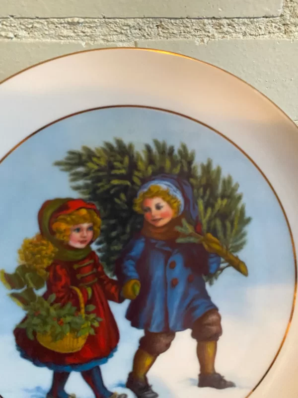 Avon 1981 Christmas plate close front