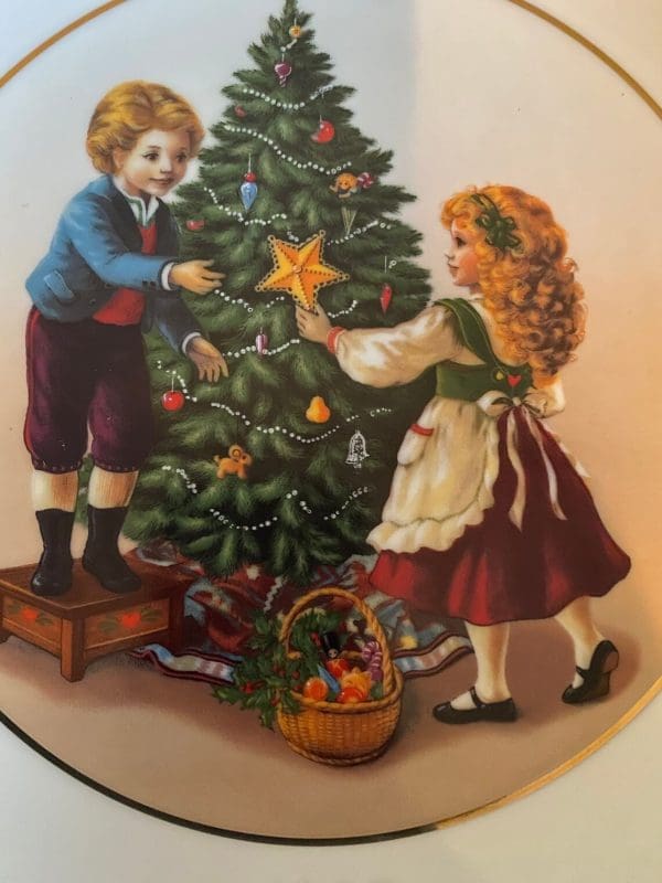 Avon Christmas plate 1982 close front details