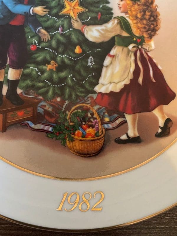 Avon Christmas plate 1982 bottom front showing 1982 in gold