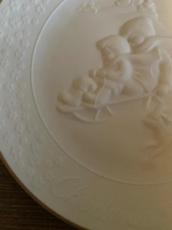 Avon Christmas plate 1985 close up front