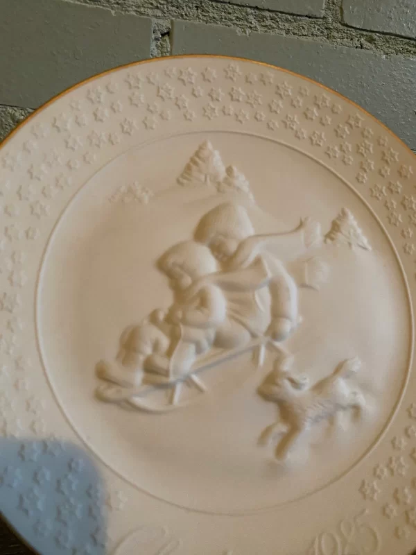 Avon Christmas plate 1985 close front