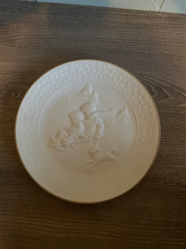 Avon Christmas plate 1985 flat on table