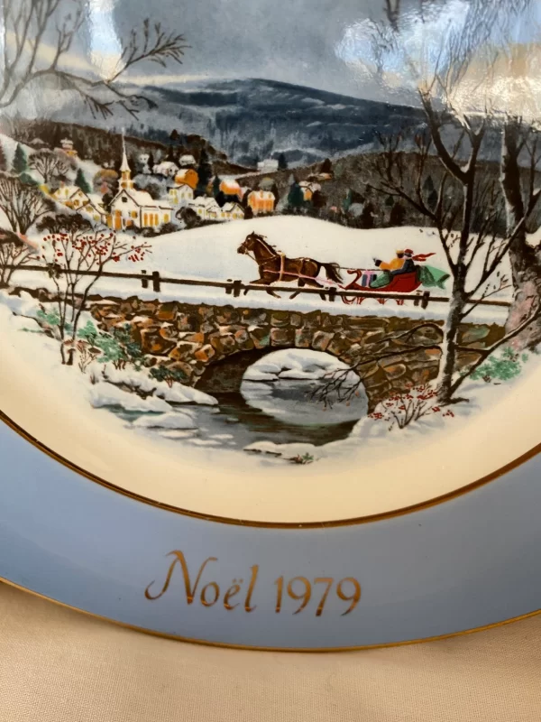 1979 Avon Christmas plate close up of Noel 1979 at bottom