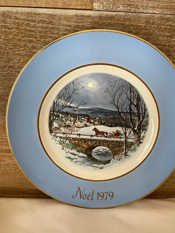 1979 Avon Christmas plate blue outer edge with gold detail