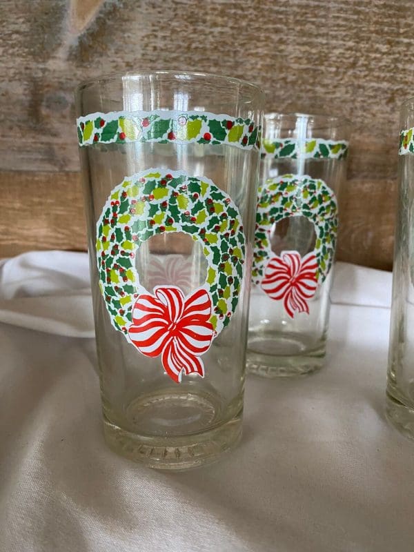 christmas drinking glasses wreath close