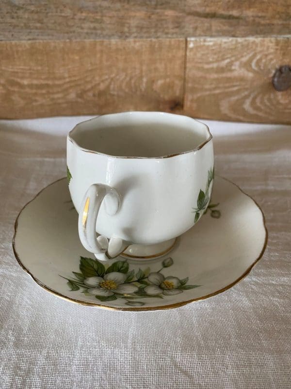 Colclough bone china tea cup and saucer set showing handle