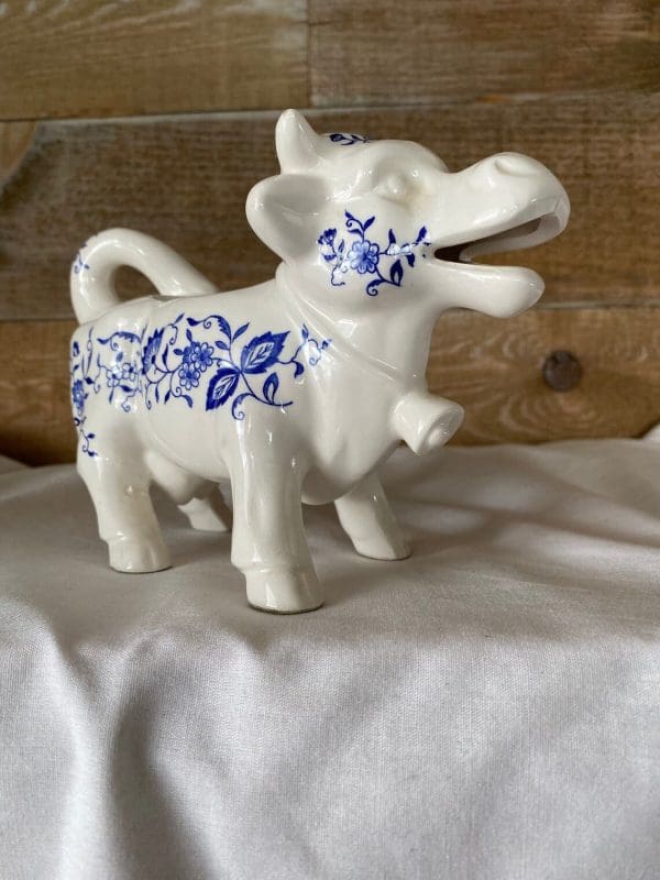 vintage cow creamer close