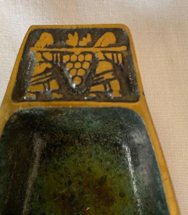 Dayagi ashtray vintage green and gold closeup of design