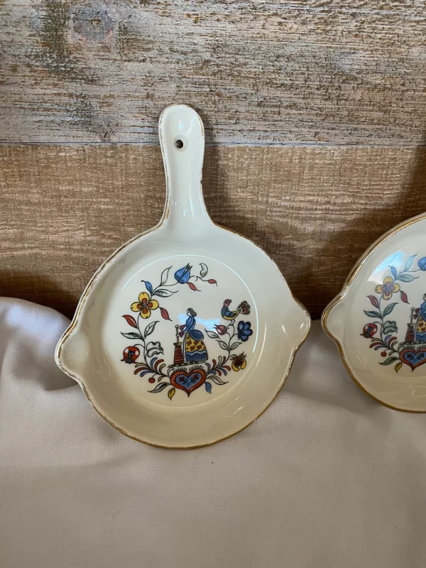 Porcelain frying pan ashtrayset of three 2