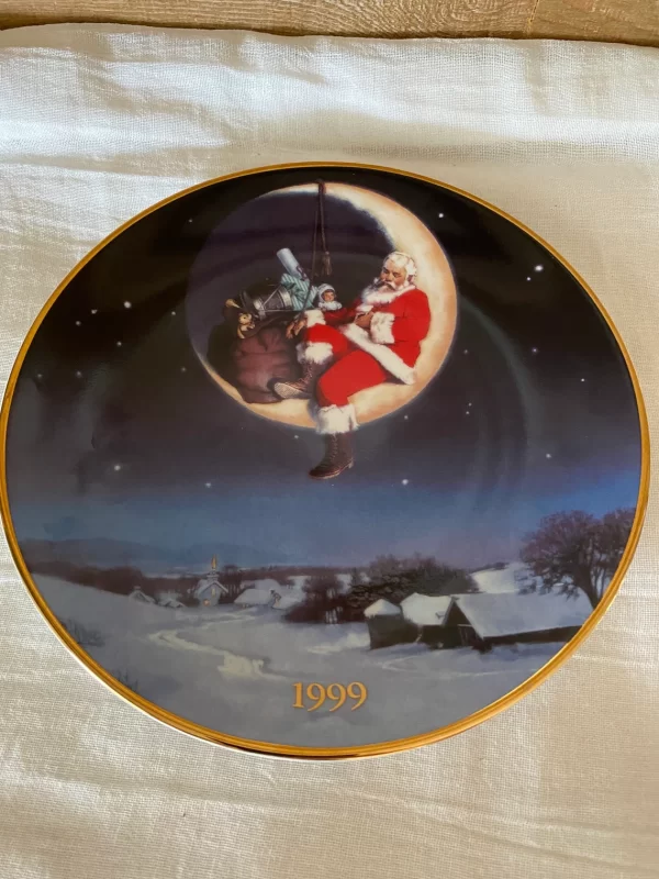 1999 Avon Christmas plate laying flat