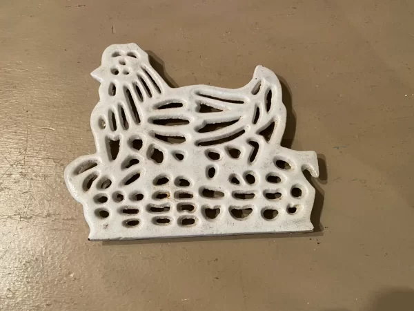 metal trivets top view of hen