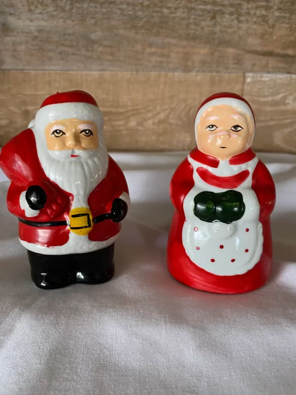 Vintage Christmas salt and pepper shakers Santa Claus and Mrs. Claus front