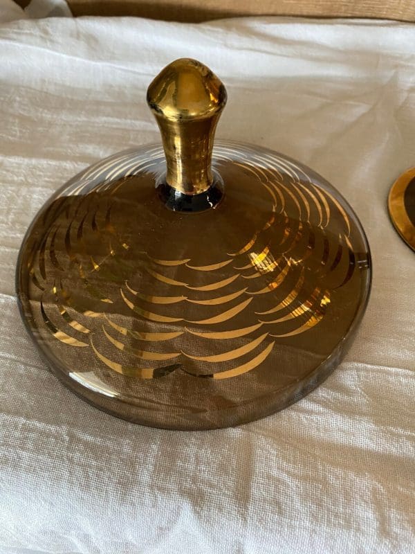 amber candy dish with lid close of cover