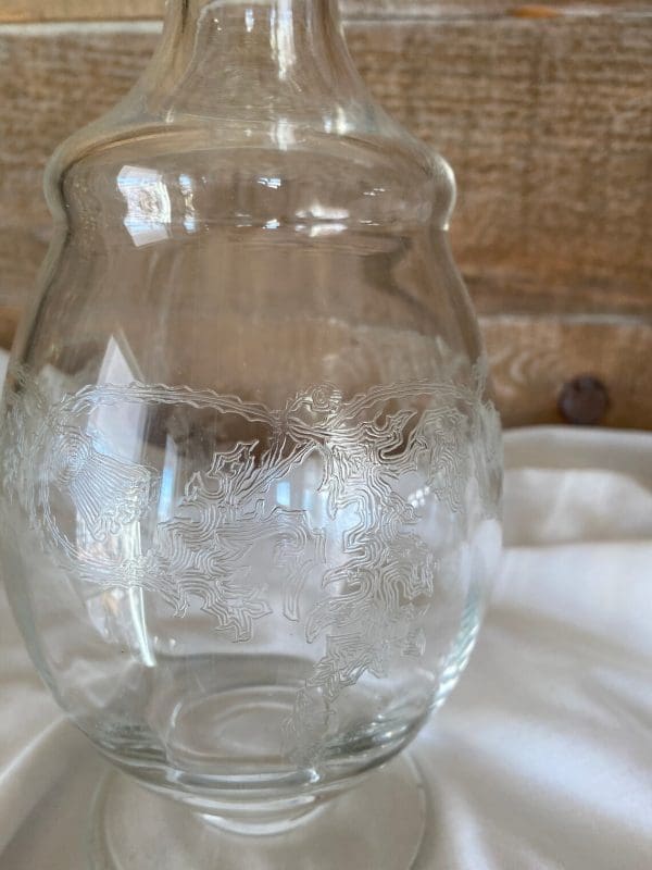 etched glass decanter with stopper close of design