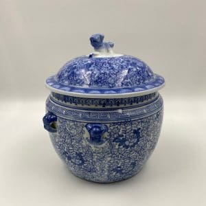 Chinoiserie ginger jar blue white foo dog top