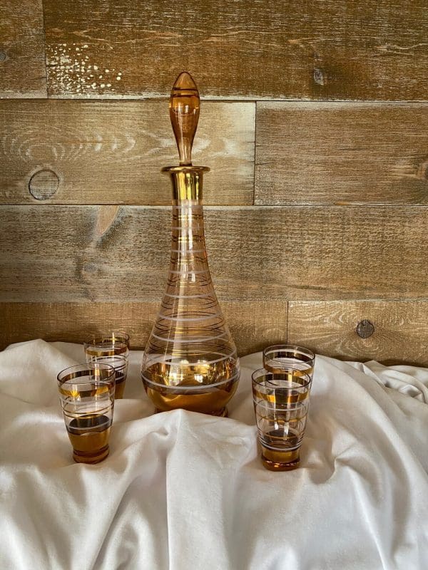 amber glass decanter with stopper gold and white stripes and four matching cups