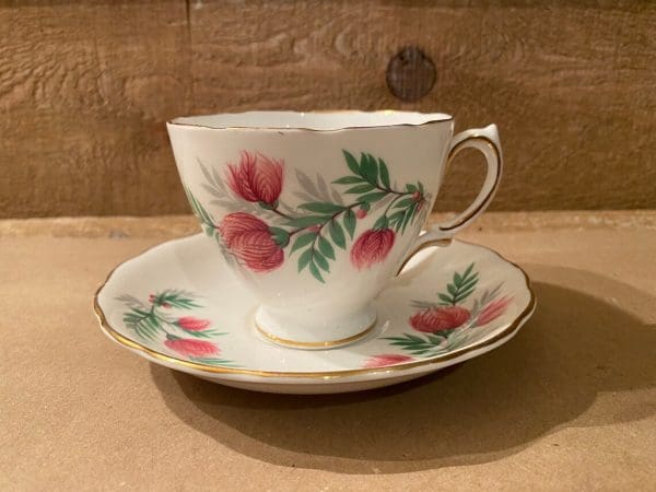 royal vale tea cup front handle on right