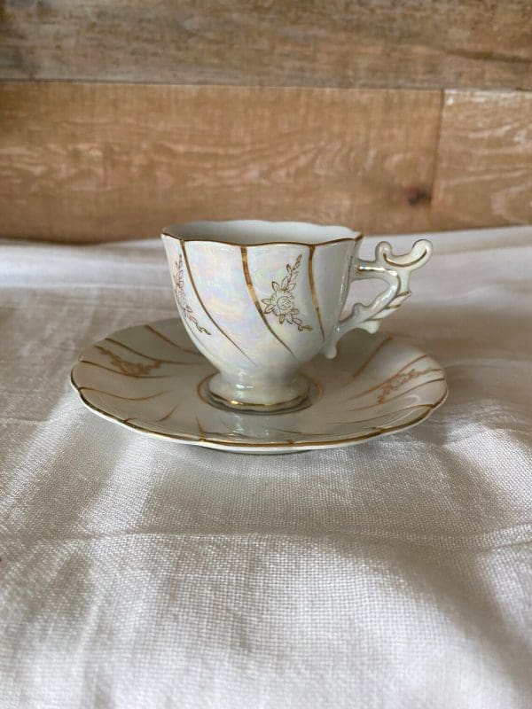 demitasse tea cups handle on right