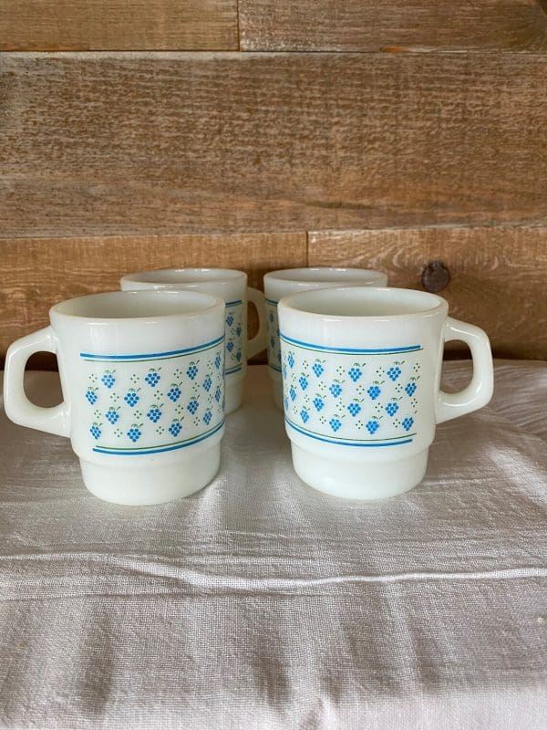 Termocrisa Mugs Set of Four Blue Grape Pattern D shape handles