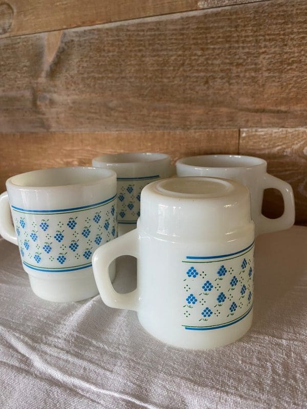 Termocrisa Mugs Set of Four Blue Grape Pattern up side down