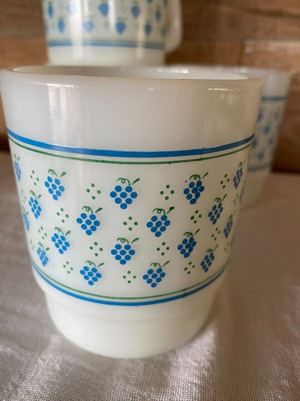 Termocrisa Mugs Set of Four Blue Grape Pattern very close to show design details