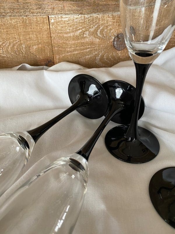 Luminarc champagne flutes black glass bottoms