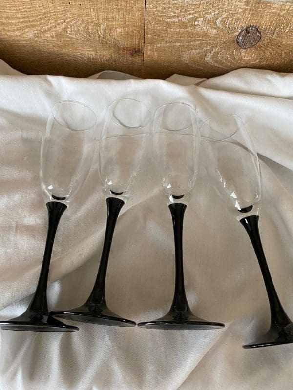 Luminarc champagne flutes on side